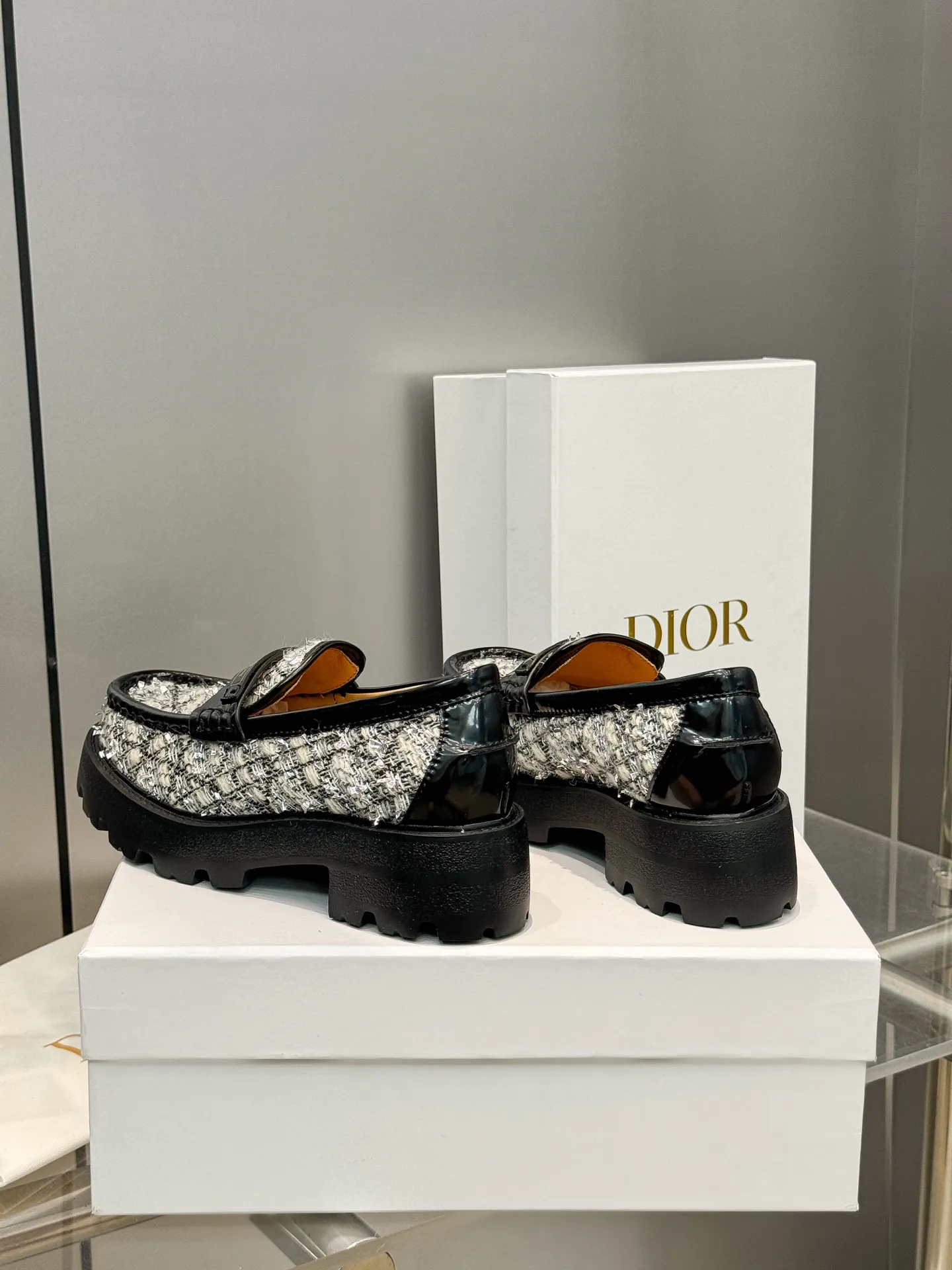 👟👟Ex-factory price 600👟👟 Dior 2024 new autumn and winter D-Boy letter logo color-blocked thick-soled women's shoes. Star's same style slip-on belt buckle round-toe retro low-heeled loafers. Material: imported open-edge beaded cowhide stitching eco-friendly rattan plaid tweed + water-dyed sheepskin lining + original molded IP outsole. Bottom thickness: 3.5CM Size: 35-42 (41.42 customized, non-refundable and non-exchangeable)